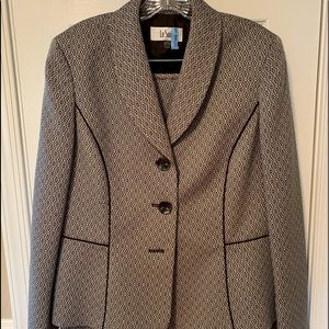 Le Suit size 12 Ladies two piece skirt suit